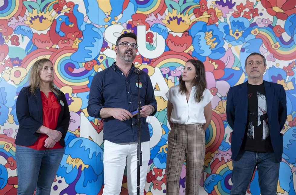 Archivo - El responsable del área LGTBI de UGT, Toño Abad, con la ministra de Igualdad, Irene Montero, en un acto el pasado mes de julio