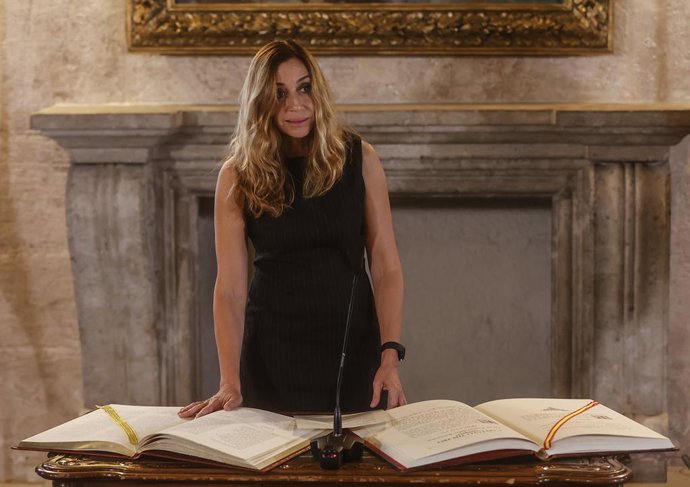 La consellera de Agricultura, Desarrollo Rural, Emergencia Climática y Transición Ecológica, Isaura Navarro, toma posesión de su cargo en el Palau de la Generalitat,  a 26 de octubre de 2022, en Valencia, Comunidad Valenciana (España). Isaura Navarro li