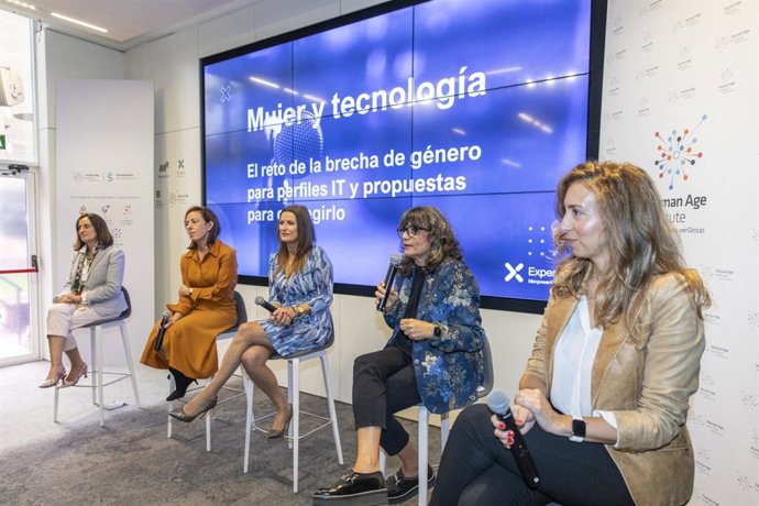 Las ponentes del informe 'Mujer y tecnología: El reto de la brecha de género para perfiles IT y propuestas para corregirlo'