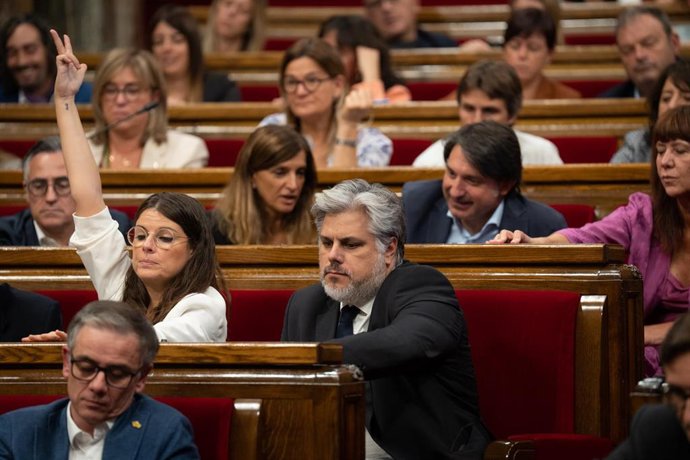 La portavoz de Junts en el Parlament, Mnica Sales, y el presidente de Junts en el Parlament, Albert Batet , durante la segunda sesión del Debate de Política General, en el Parlament, a 30 de septiembre de 2022, en Barcelona, Cataluña, (España). El pres