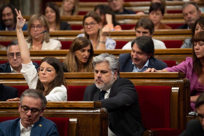 La portaveu de Junts al Parlament, Mnica Sales, i el president del partit a la cambra, Albert Batet 