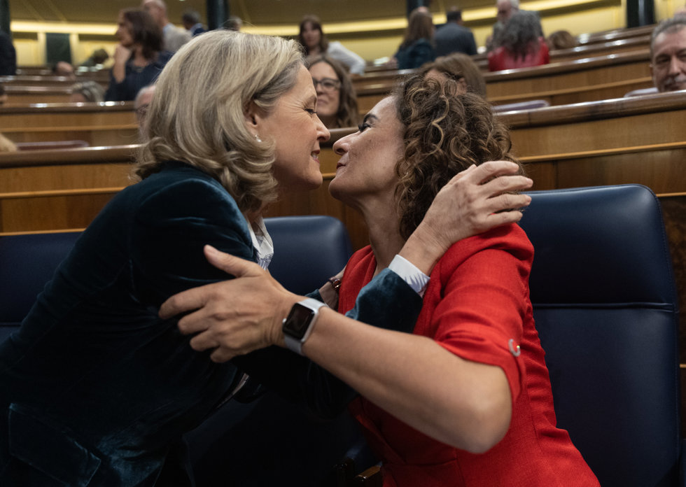 La vicepresidenta primera y ministra de Asuntos Económicos y Transformación Digital, Nadia Calviño (i) y la ministra de Hacienda, María Jesús Montero (d), durante un debate de totalidad del Proyecto de Ley de Presupuestos.