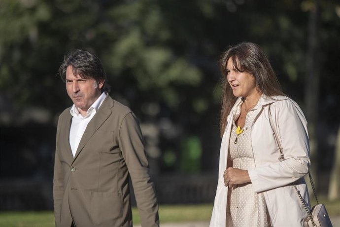 La expresidenta del Parlament de Catalunya y presidenta de Junts, Laura Borrs, y el diputado en el Parlament Francesc de Dalmases, a su llegada al juicio en el Tribunal Superior de Justicia de Cataluña (TSJC), a 5 de octubre de 2022, en Barcelona, Cata