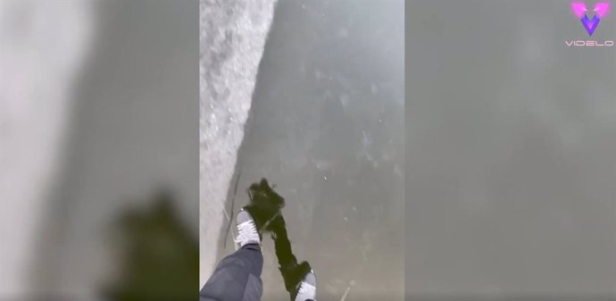 Patinaje sobre hielo al limite: ¡el hielo se rompía bajo sus pies!