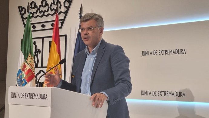 Archivo - El portavoz de la Junta de Extremadura, Juan Antonio González, en la rueda de prensa posterior al Consejo de Gobierno.