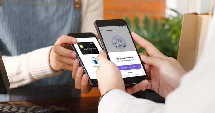 Dos usuarios utilizan la solución 'Tap To Pay' de Zettle y PayPal.