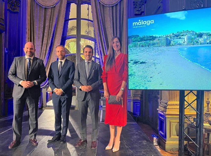 Una delegación del Ayuntamiento de Málaga, encabezada por el concejal de Turismo, Jacobo Florido, durante el acto de presentación en París del Año Picasso 2023