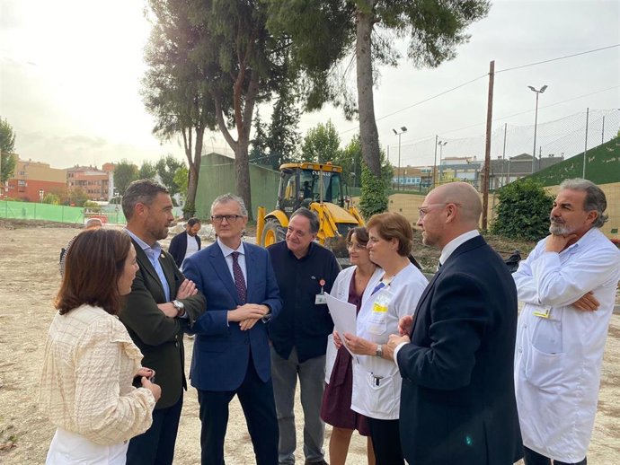 El consejero de Salud, Juan José Pedreño, junto al alcalde de Caravaca de la Cruz, Juan Francisco García, durante la visita al hospital del Noroeste, en Caravaca de la Cruz.