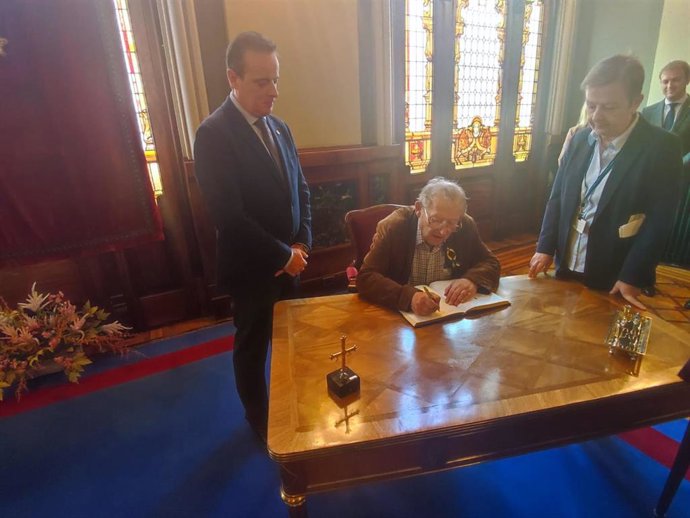 El periodista Adam Michnik, Premio Princesa de Asturias de Comunicación y Humanidades 2022, en la Junta General del Principado