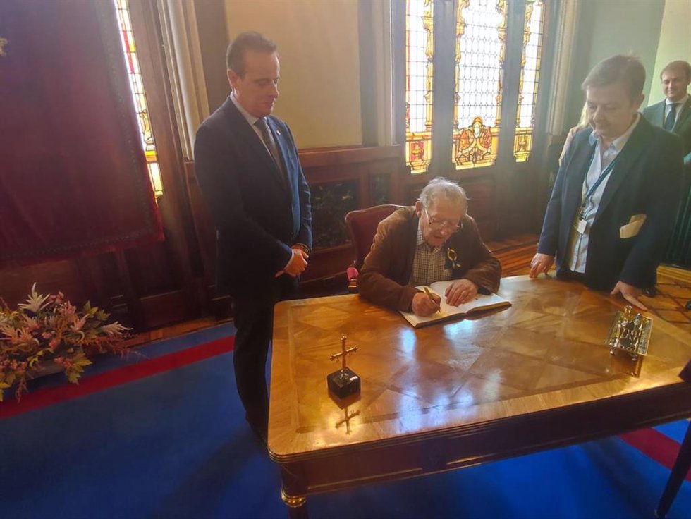 El periodista Adam Michnik, Premio Princesa de Asturias de Comunicación y Humanidades 2022, en la Junta General del Principado