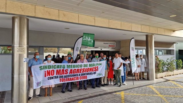 Concentración de médicos del Hospital Comarcal de la Axarquía por una nueva agresión a facultativos