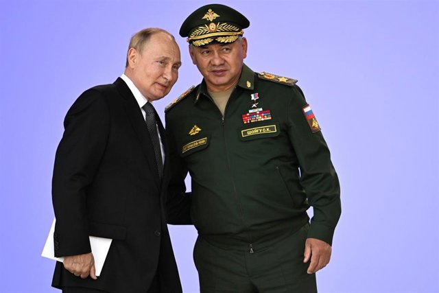Archivo - El presidente de Rusia, Vladimir Putin, con su ministro de Defensa, Sergei Shoigu