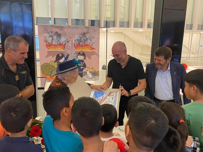 Pilarín Bayés ilustra el nuevo material pedagógico de los Bombers de Barcelona