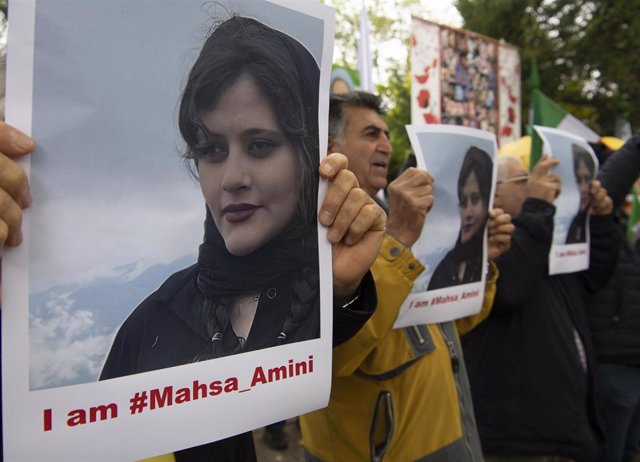 Archivo - Protesta organizada por el Consejo Nacional de Resistencia de Irán frente a la Embajada iraní en Berlín tras la muerte bajo custodia de Mahsa Amini.