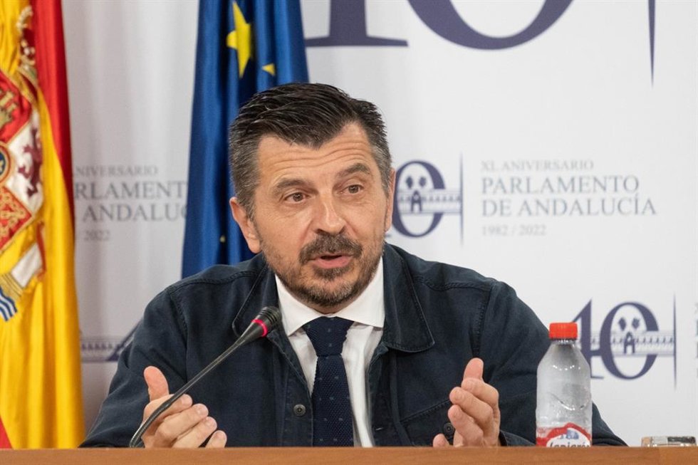El portavoz del PP en el Parlamento de Andalucía, Toni Martín, este miércoles en rueda de prensa.