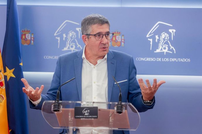 El portavoz del grupo socialista en el Congreso, Patxi López, ofrece una rueda de prensa posterior a la Junta de Portavoces, en el Congreso de los Diputados, a 4 de octubre de 2022, en Madrid (España).