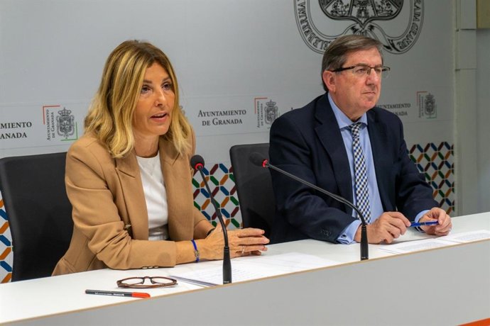 Los concejales del PP en el Ayuntamiento de Granada Luis González y Eva Martín.