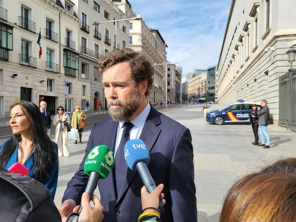 El portavoz de Vox en el Congreso, Iván Espinosa de los Monteros, hace declaraciones a los medios de comunicación tras reunirse con organizaciones contrarias a la ley de bienestar animal.