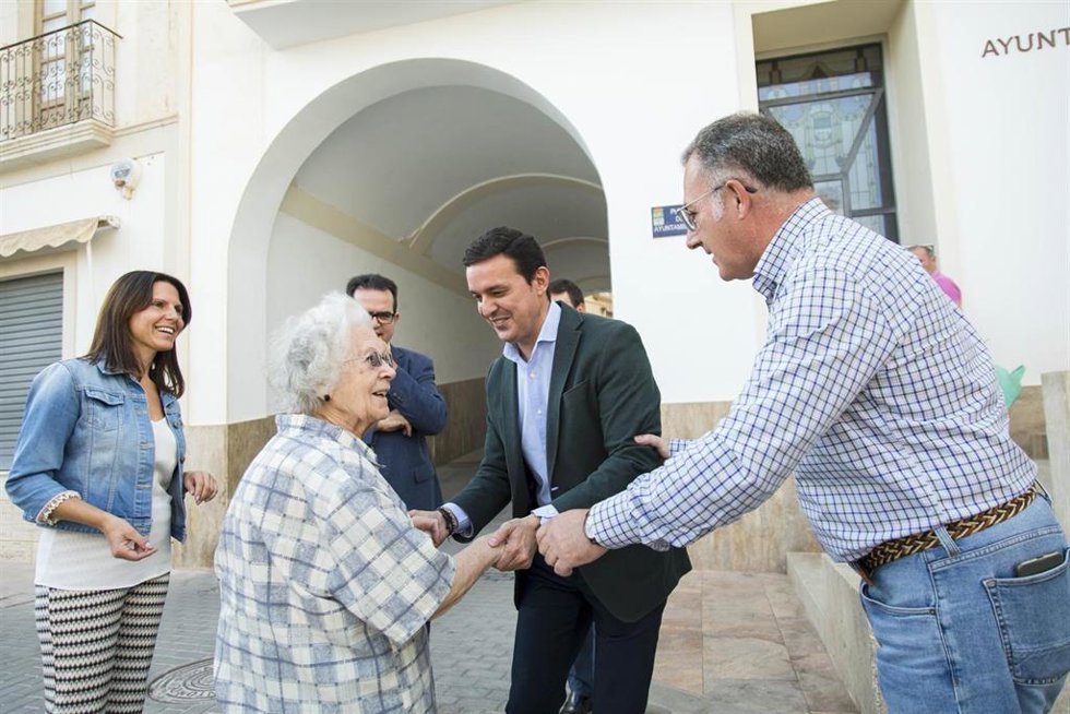 El presidente de la Diputación de Almería, Javier Aureliano Garcia, en una visita al municipio de Alhama