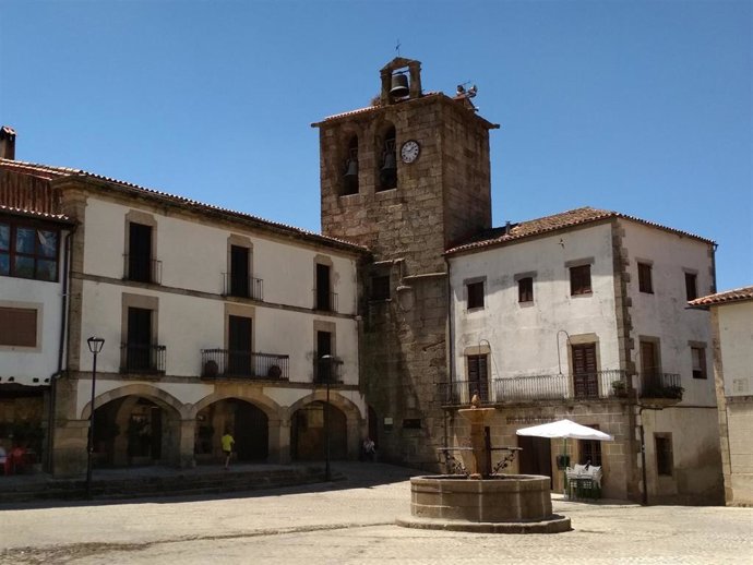 Archivo - Plaza de San Martín de Trevejo, en la comarca de Sierra de Gata.