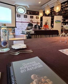 De izquierda a derecha, el director del Parador de Cangas de Onís, Ignacio Bosch, el consejero de Medio Rural y Cohesión Territorial, Alejandro Calvo, y el alcalde de Cangas de Narcea, José Víctor Rodríguez.