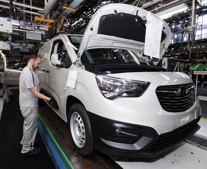 Archivo - Producción del Opel Combo en la planta del Grupo PSA en Vigo