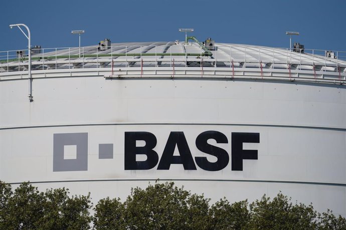 Archivo - FILED - 27 April 2020, Rhineland-Palatinate, Ludwigshafen: A logo of the chemical company BASF is seen on a large storage container at the main plant. The chief executive of German chemical company BASF has defended his austerity programme, ci