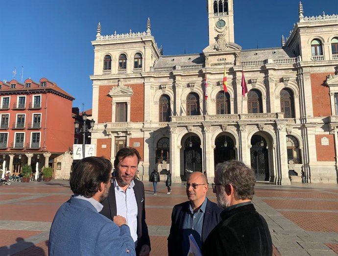 El alcalde de Valladolid, Óscar Puente, conversa con el gerente de Auvasa y los concejales Luis Vélez y Manuel Saravia en la Plaza Mayor.