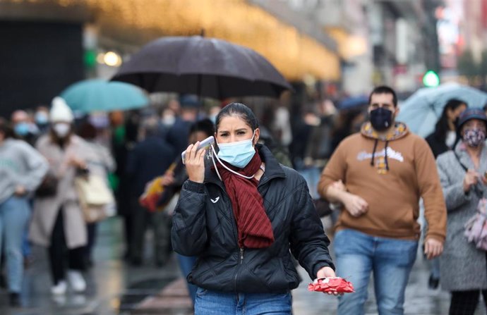 Archivo - Una mujer con mascarilla, el mismo día que entra en vigor la obligatoriedad de usar mascarilla en exteriores, a 24 de diciembre de 2021, en Madrid, (España). Fue el pasado 26 de junio cuando el Gobierno central decidió poner fin a la obligator