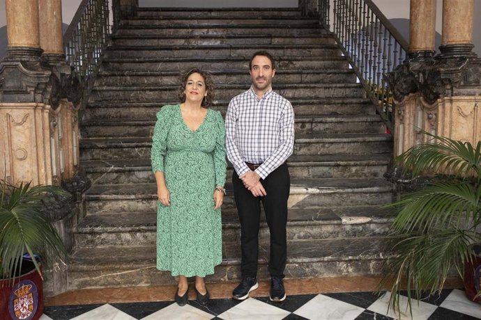 La delegada de Cultura de la Diputación de Córdoba,, Salud Navajas, junto al gerente de la Orquesta de Córdoba, Daniel Broncano.