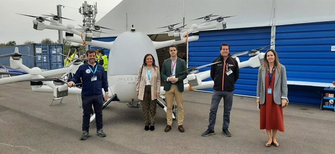 Madueño junto al prototipo de aerotaxi