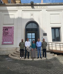 Investigadores del Grupo HUM 882 junto con la directora de la Real Academia de España en Roma, ante la misma.