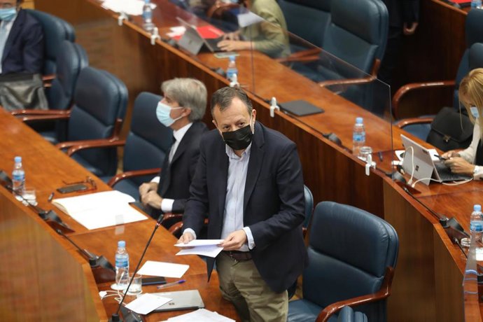 Archivo - El Consejero de Políticas Sociales, Familias, Igualdad y Natalidad de la Comunidad de Madrid, Alberto Reyero, interviene en una sesión plenaria en la Asamblea de Madrid