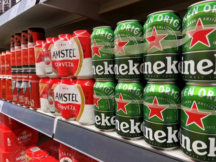 Archivo - Latas de Heineken y Amstel en los lineales de supermercados