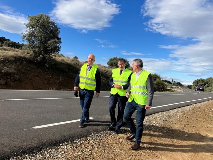El Director General De Carreteras E Infraestructuras, Jesús Puerta, Durante La Visita Realizada A La SA-104.