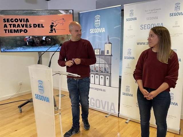 El Concejal De Juventud, Ángel Galindo, Junto Con Sonia Tapias De Castellum Free Tour.