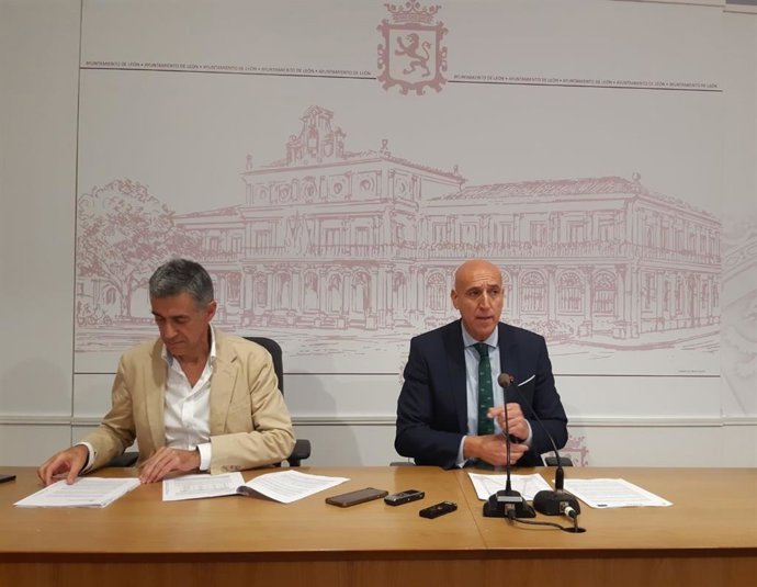 El alcalde alcalde de León, José Antonio Díez, y el concejal de Hacienda, Carmelo Alonso.
