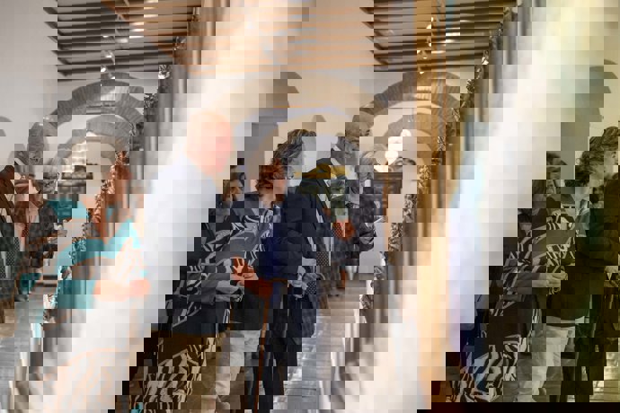 El presidente de la Diputación de Córdoba, Antonio Ruiz (centro), visita la exposición de obras de Rafael Botí