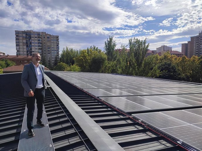 El concejal de Deportes, Rubén Antoñanzas, visita las nuevas placas solares de Lobete