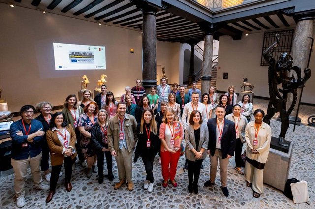 Una delegación europea de expertos culturales conoce el premiado proyecto Rompepuertas