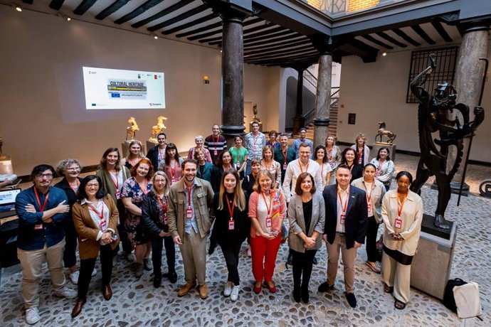 Una delegación europea de expertos culturales conoce el premiado proyecto Rompepuertas