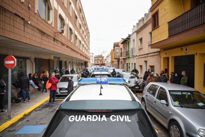 Archivo - Vehículos de la Guardia Civil en los exteriores del Juzgado número 4 de Sueca (Valencia), en una imagen de archivo