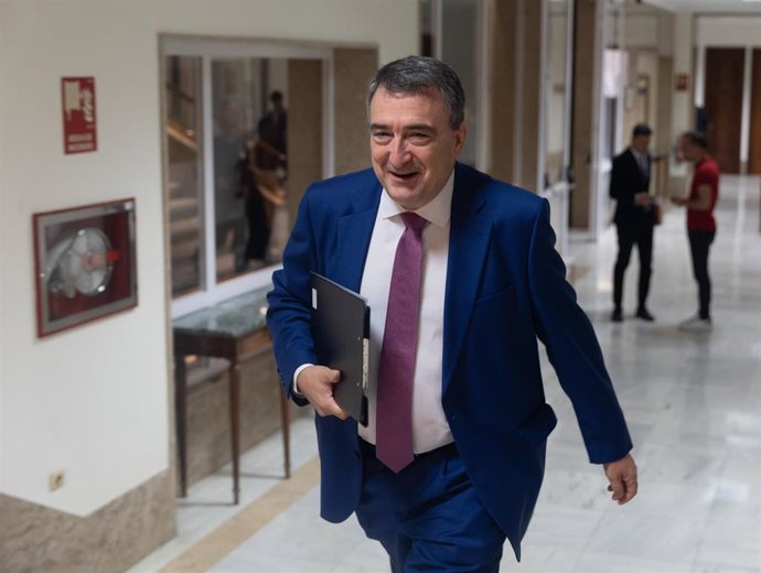 El portavoz del PNV en el Congreso, Aitor Esteban, a su llegada a una rueda de prensa previa a la Junta de Portavoces, en el Congreso de los Diputados, a 26 de octubre de 2022, en Madrid (España).