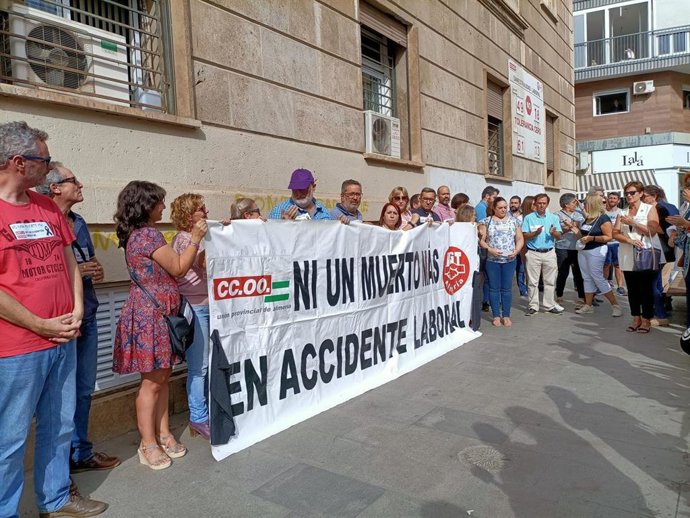 UGT y CCOO se concentran por la muerte de tres personas en accidente laboral en la última semana en Almería.