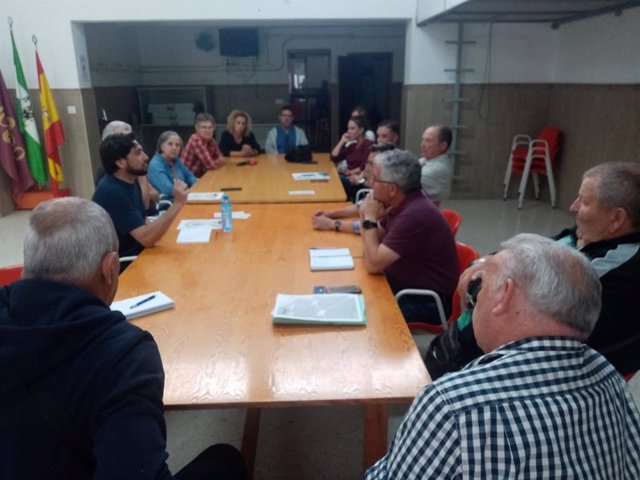 Reunión de Ismael Sánchez con representantes vecinales de Valdezorras, El Gordillo y Aeropuerto Viejo.