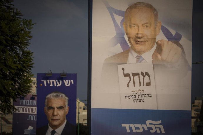 Carteles con las caras del ex primer ministro Benjamin Netanyahu, y el actual jefe de Gobierno, Yair Lapid.
