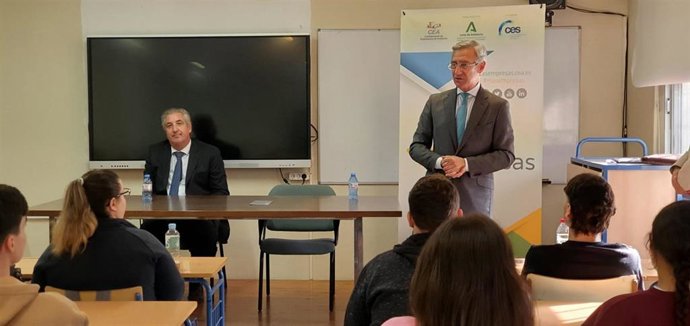 El delegado territorial de Educación, Miguel Ángel Araúz, participa en un programa de emprendimiento en el IES Al-Mudeyne de Los Palacios.