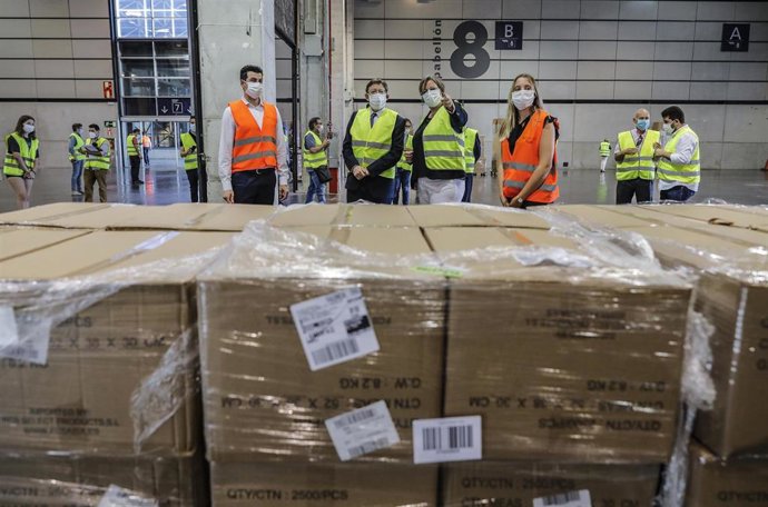 Archivo - Ximo Puig, en una imagen de archivo durante una visita a Feria Valencia cuando almacenaba material sanitario COVID-19