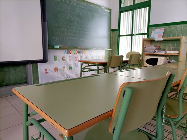 Archivo - Un aula de un colegio, foto de recurso