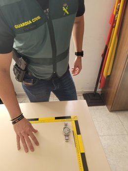Un agente de la Guardia Civil con un reloj de alta gama robado en el aeropuerto de Palma.